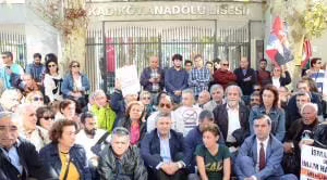 Proje okullarındaki öğretmenlerin atanmasına karşı çıkan öğrenci ve velilerin protestosu