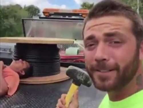 Uyuyan arkadaşını gafil avlayan bu gencin paylaşımı internette tık rekoruna