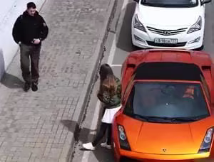 Erkekler lüks spor otomobille dolaşmayı teklif eden kıza ne tepki