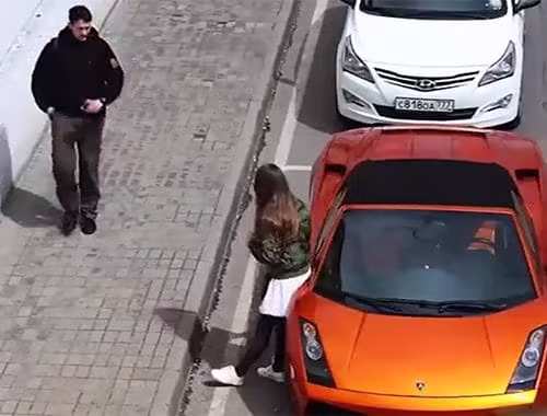 Erkekler lüks spor otomobille dolaşmayı teklif eden kıza ne tepki