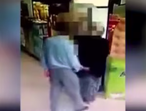 Markette elle birbirlerine cinsel temasta bulunan yaşlı adam ve kadının
