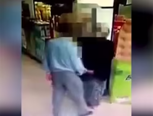 Markette elle birbirlerine cinsel temasta bulunan yaşlı adam ve kadının