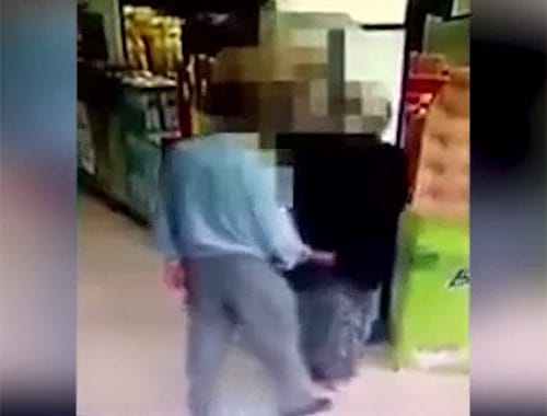 Markette elle birbirlerine cinsel temasta bulunan yaşlı adam ve kadının