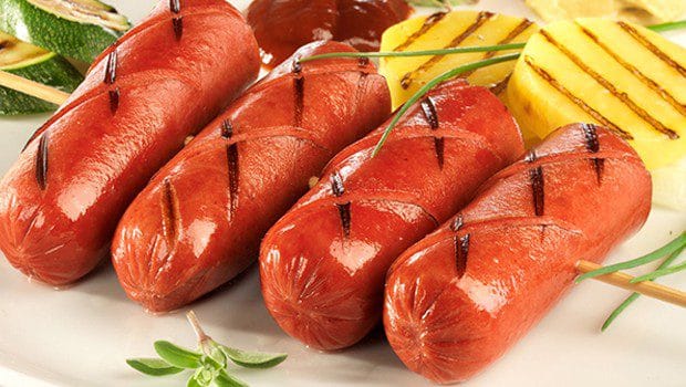 Sosisin yapım aşamasını izleyebilirsiniz. İçinde neler yokki. Deri bile var…