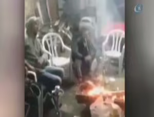Çin’de bir tamirhanede çalışanlar, arkadaşlarına yaptıkları şakayla yürekleri ağızlara getirdi.
