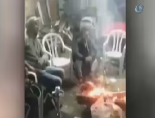 Çin’de bir tamirhanede çalışanlar, arkadaşlarına yaptıkları şakayla yürekleri ağızlara getirdi.
