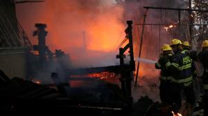 İsrail’de 13 noktada başlayan yangınlar kontrol altına alınmaya çalışılırken, ülkenin