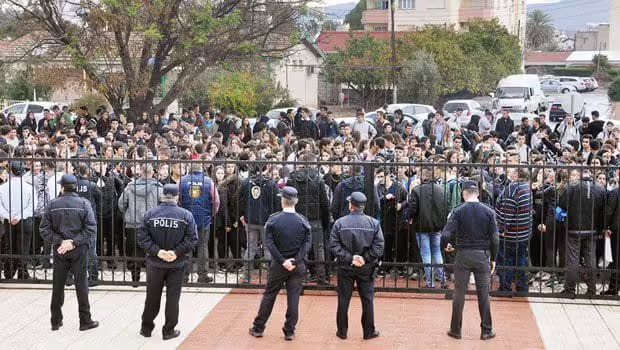 KKTC’de liselinin ‘ileri saat’ isyanı Okul servisinin yaptığı kazada 2