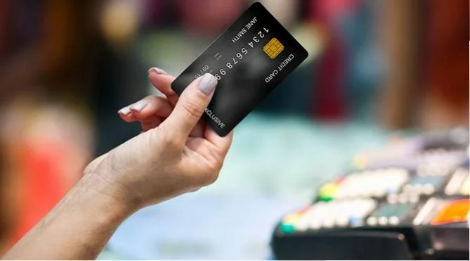 Bugün kredi kartı limitlerinin belirlenmesi konusunda çeşitli önemli gelişmeler yaşanıyor.