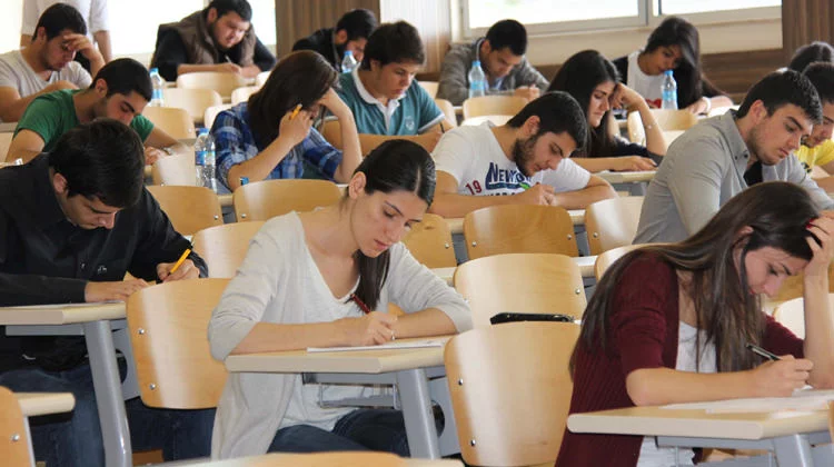 Yüksek Tavanlı Sınav Salonları Öğrenci