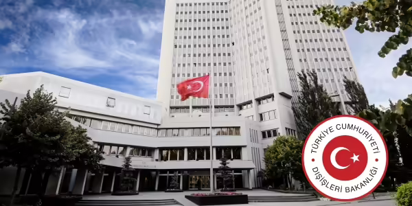 ABD vize başvurularını askıya aldı. ABD Büyükelçiliği'nden yapılan açıklamada "Türkiye'den