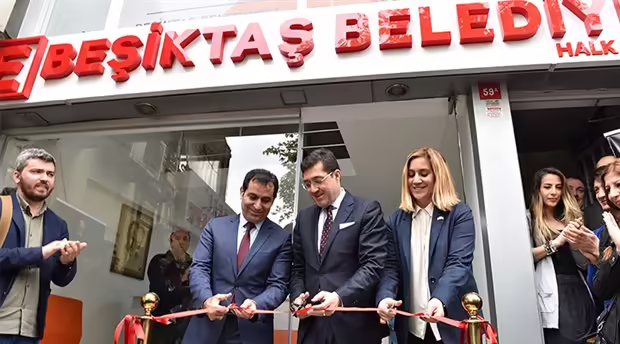 İçişleri Bakanlığı'nca görevlerinden uzaklaştırılan Beşiktaş Belediye Başkanı Murat Hazinedar ile