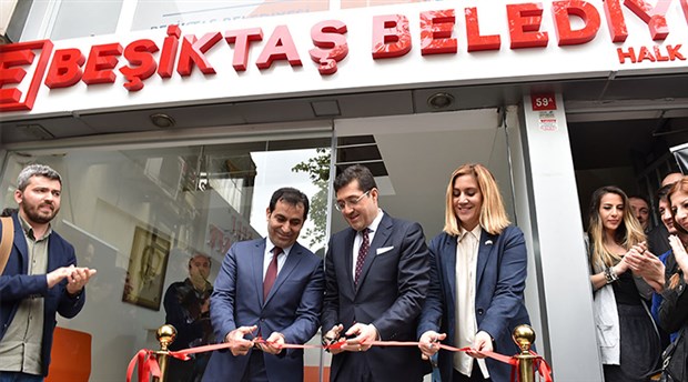 İçişleri Bakanlığı'nca görevlerinden uzaklaştırılan Beşiktaş Belediye Başkanı Murat Hazinedar ile