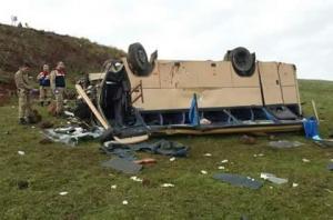 Iğdır’dan gezi için Gürcistan’a gitmekte olan minibüs Ardahan civarında devrildi,