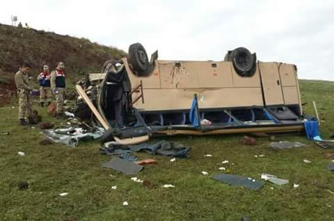 Iğdır’dan gezi için Gürcistan’a gitmekte olan minibüs Ardahan civarında devrildi,