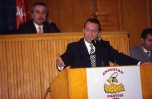 Ahmet Mesut Yılmaz, 6 Kasım 1947’de İstanbul’da doğdu. Babasının adı