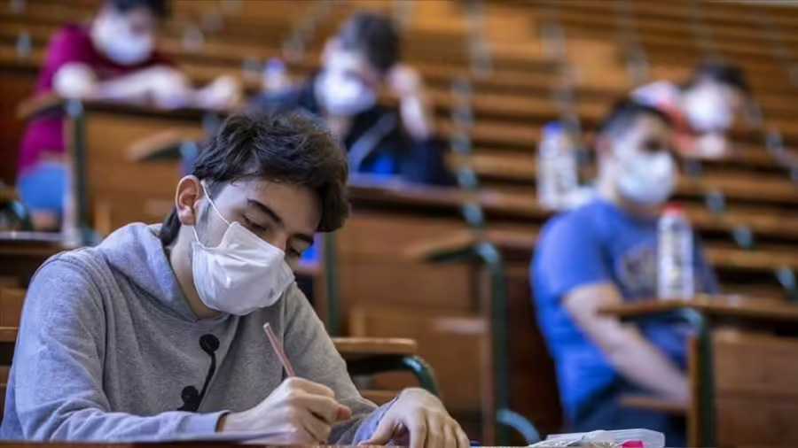 Yüz yüze eğitim kısmen başlamış olsa da okula gitmeyen bu