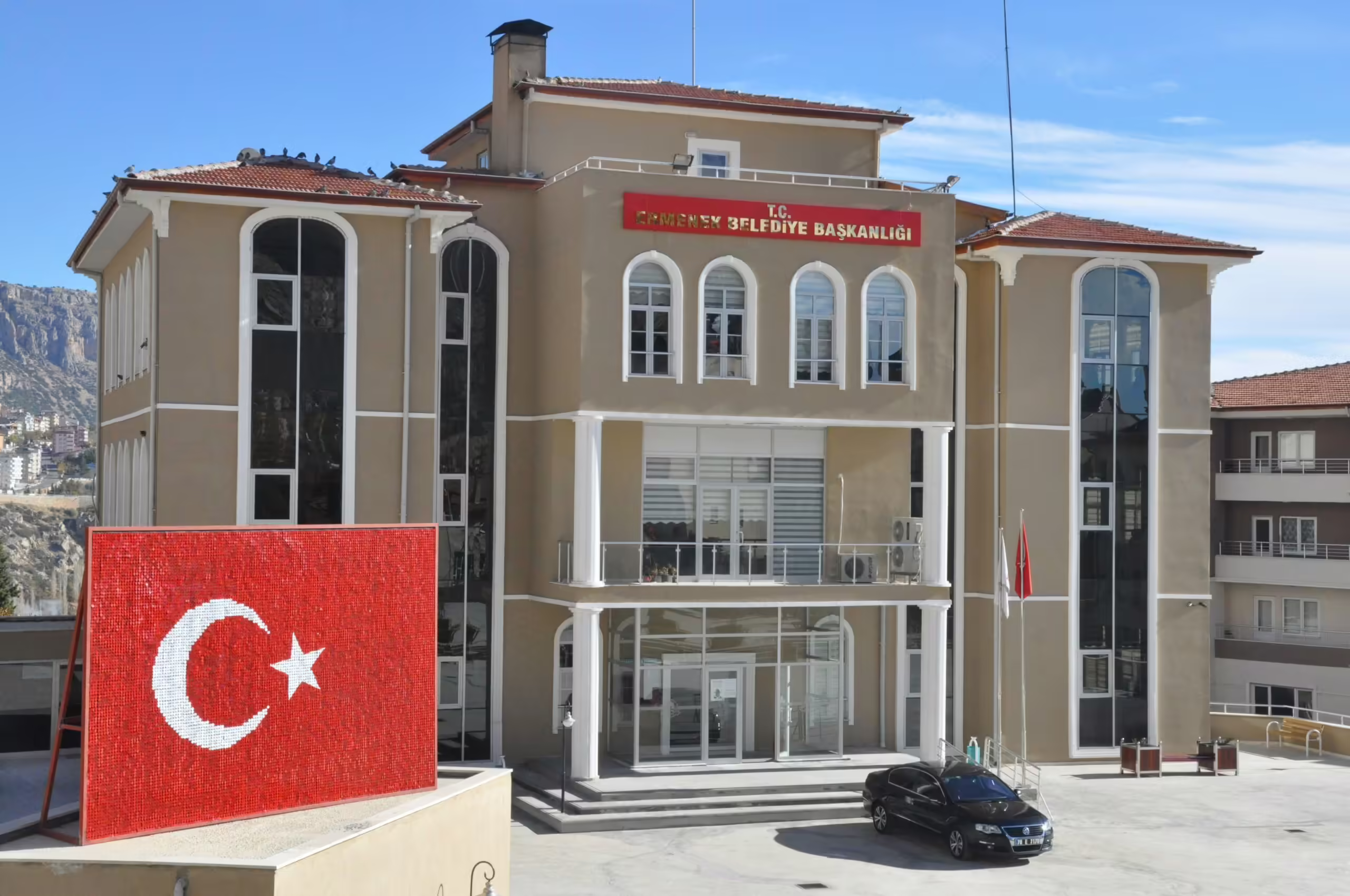 Yeni Şafak Gazetesi yazarı Ahmet ÜNLÜ bugün köşesinde belediyelerde çalışan