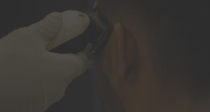 Bir benzin istasyonunda ‘meydancı’ olarak çalışan genç, mesaiye sakal tıraşı