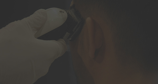 Bir benzin istasyonunda ‘meydancı’ olarak çalışan genç, mesaiye sakal tıraşı